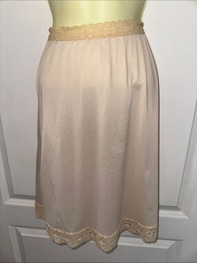 Vintage 70s Olga Light Tan/Beige Lace Trim Half Slip‎